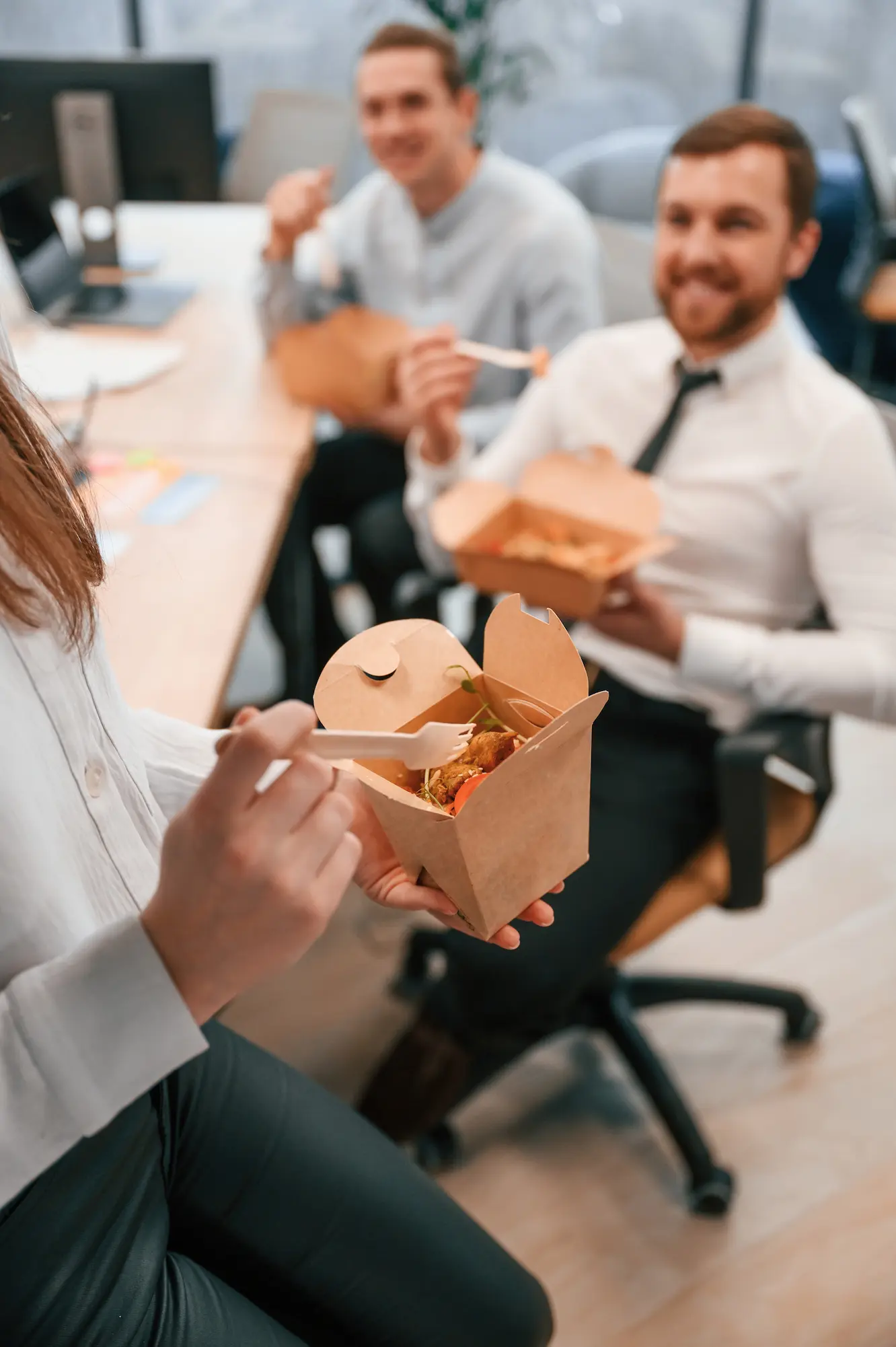 Équipe déjeunant ensemble au bureau avec Click N Lunch
