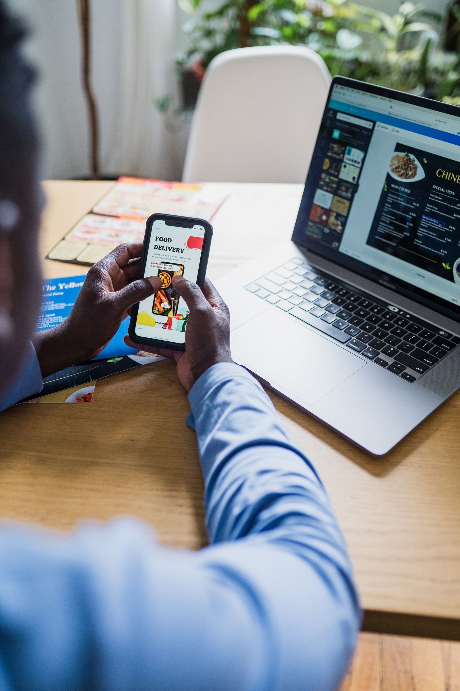 Un collaborateur commande son lunch au bureau depuis son smartphone