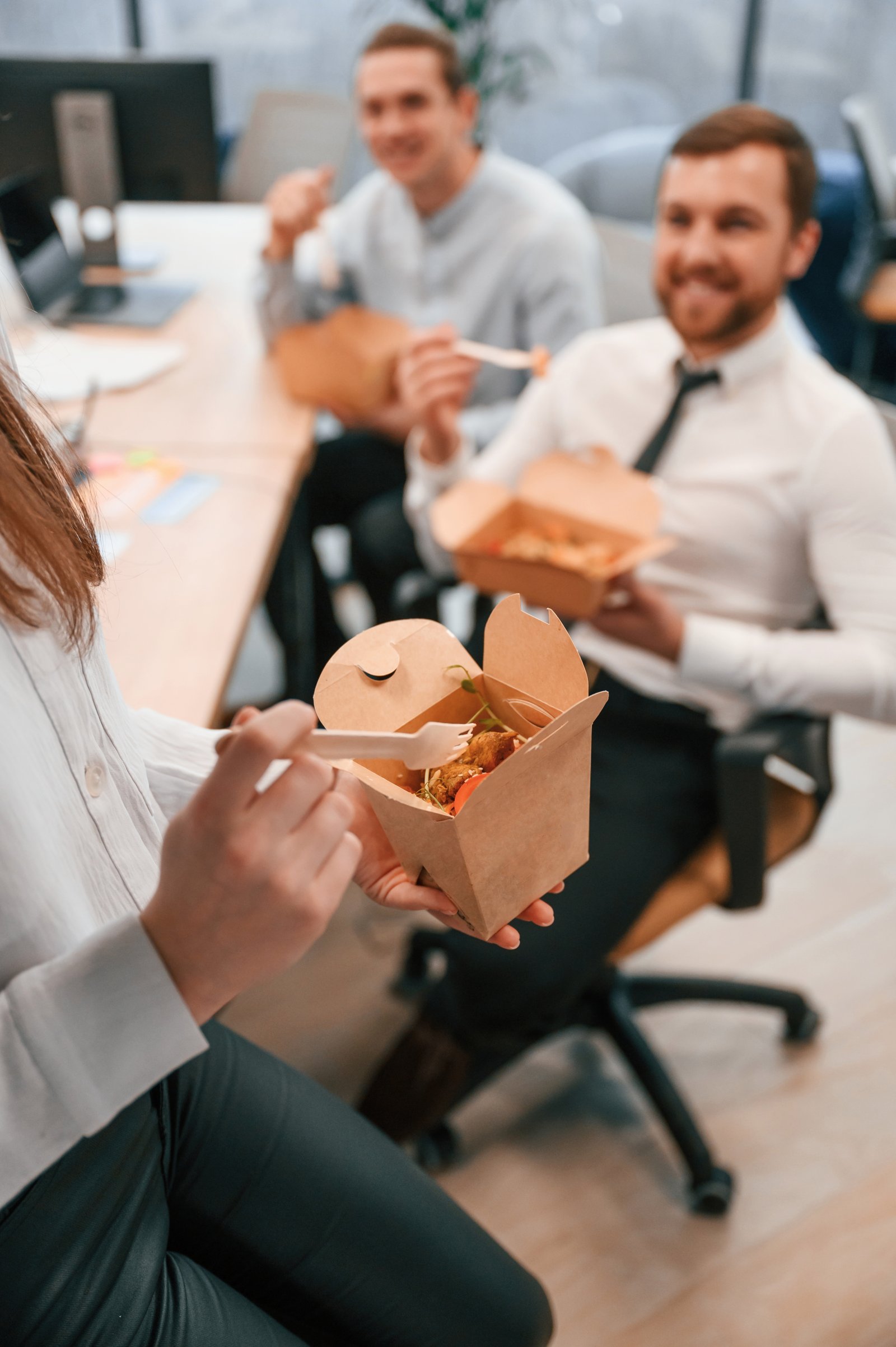Une équipe déjeune ensemble au bureau